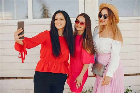 Social Media Influences on Fashion Trends - JD Institute