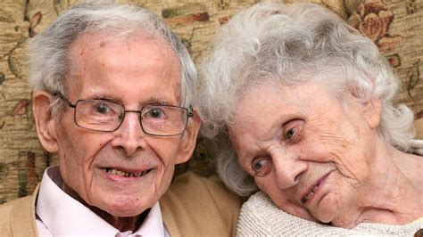 One of UK's longest-married couples celebrate anniversary - BBC News