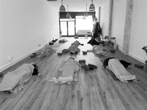 Savasana o postura del cádaver - Hiru Yoga