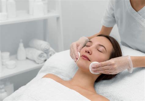 Beneficios y técnicas para una correcta limpieza facial - Phi