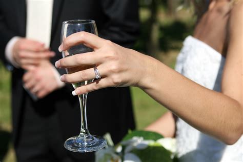 Kostenlose foto : Hand, Mädchen, Frau, Wein, Weiß, Ring, Glas, Sommer ...