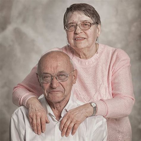 Бабушка и дедушка - семейная фотосессия | Growing old together, Sitting ...