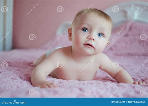 Bebe Com Olhos Verdes - Bebê Bonito Com Os Olhos Verdes Grandes Imagem de Stock - Imagem de ...