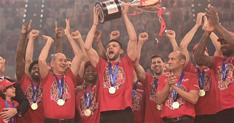 Olympiacos celebrates Greek championship; fans urge Sasha Vezenkov to ...