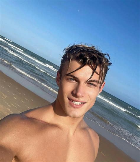 Leo Lemento #men #leolemento #hunks #gaymen #gayboy #hotmen #face #smile #beachboy #beach ...