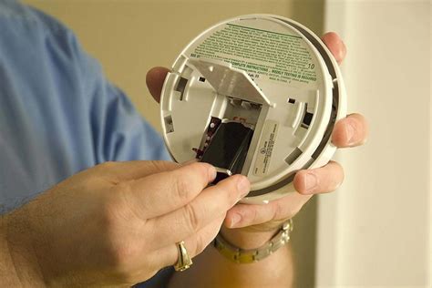 How To Change The Battery In A Kidde Smoke Detector | Storables