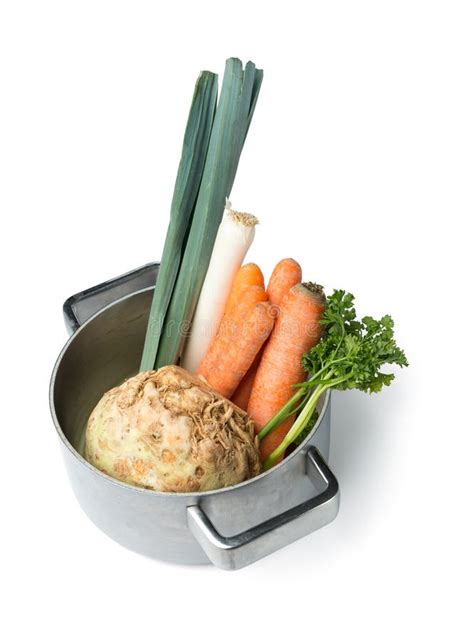 Verse soepgroenten in pot stock foto. Image of soep, wortel - 38434410