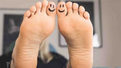 Got large feet? Know its causes and how to deal with it | HealthShots