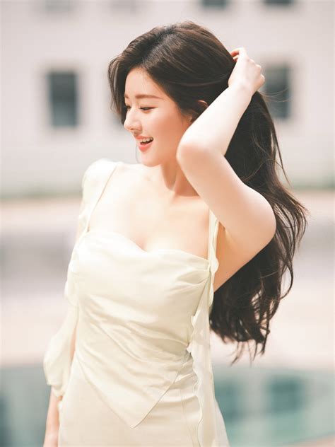 China Entertainment News: Zhao Lusi poses for photo shoot