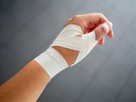 Athletic Trainer Tips: Taping and Bracing - UOA - University