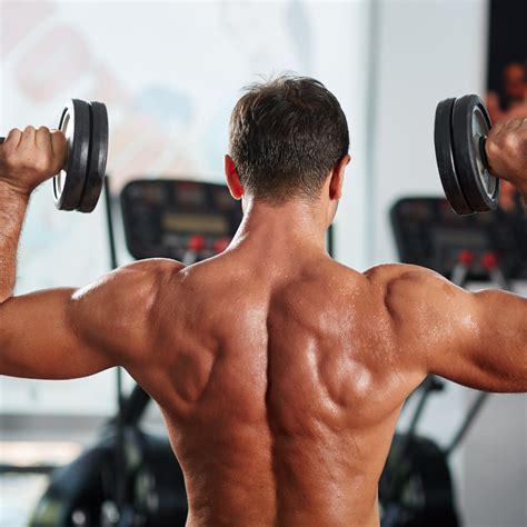 de schouders eronder