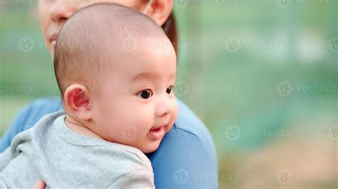 lindo bebé asiático recién nacido con cara feliz sonriente. familia