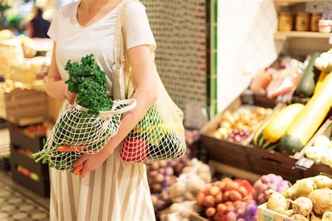 Os Consumidores Têm Muitas Opções Ecológicas Para Escolher. - 6 de cada 10 consumidores realiza compras más ecológicas, sostenibles o ...