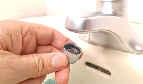 how to remove faucet aerator 10