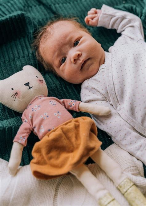 newborn baby hiccups understanding     solutions