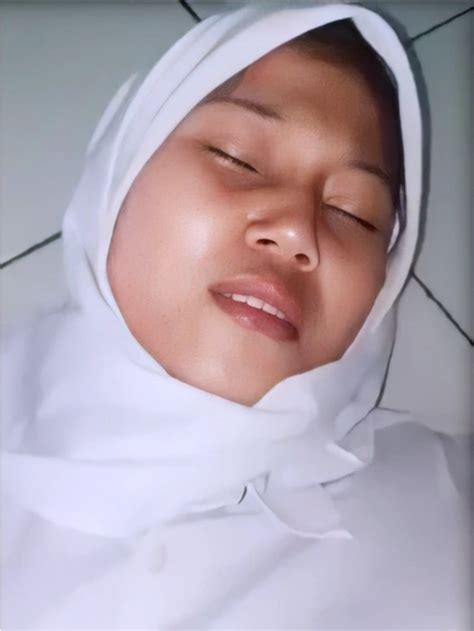 sma perawan ngewe  dalem kelas merem birahijab
