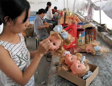 25 Revealing Photographs Of Chinese Toy Factory Workers | list25