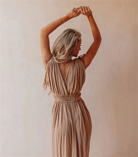 Ellie Dubaich | 👸 Women supporting women 👸 🪭 Another beautiful dress in