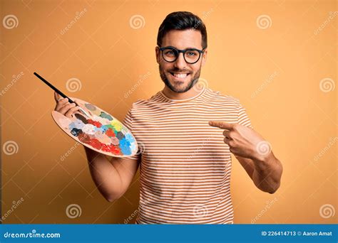 Pode Ser Do Pincel Ou Da Cara Do Homem - Jovem Artista Bonito Com Pintura a Barba Usando Pincel E Paleta Com ...