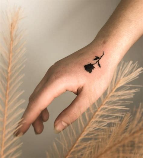 Tatuagens Flor Pequena - Tatuagem de flor pequena: 70 ideias superdelicadas e criativas