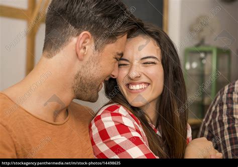 glückliches paar im restaurant - Lizenzfreies Bild - #14498635 ...