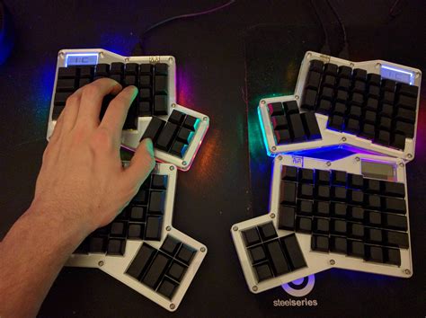 [photos] Why buy wrist rests when you can just use keyboards? : r