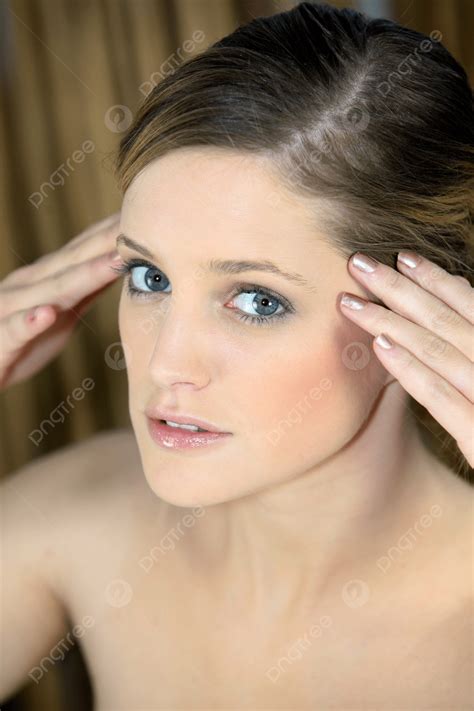 Fondo Mujer Desnuda Tocándose Las Sienes Cuidando La Cara Aplicando