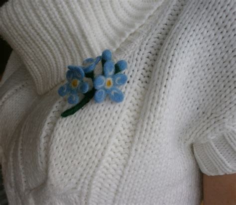 Creative Atelier: Wool felt flower pins / Брошки-цветя от вълна