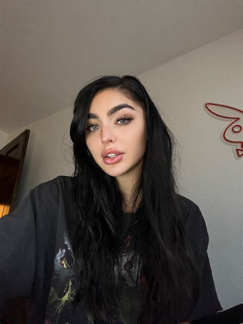 TW Pornstars - 2 pic. Emily Rinaudo. Twitter. Idk my lips look biteable