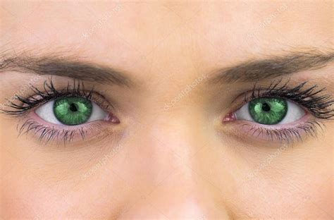 Brillantes ojos verdes en la cara femenina bonita: fotografía de stock ...