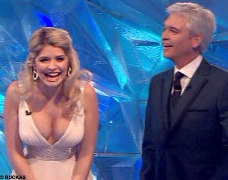 Holly Willoughby's plunging neckline heats up Dancing on Ice | Daily ...