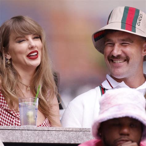 Travis Kelce LEFT SPEECHLESS After What Taylor Swift Fans Just DID