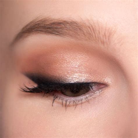 Как сделать растушеванную стрелку: 3 пошаговых фото урока | Makeup ...