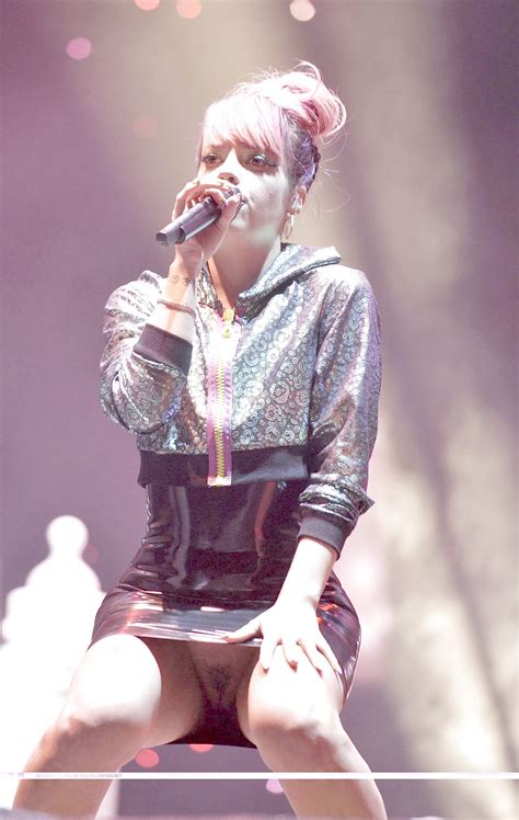 Lily Allen PUSSY UPSKIRT on Stage Porn Pictures, XXX Photos, Sex Images