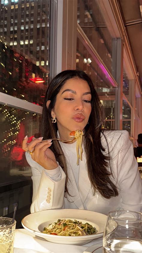 Jessica Orozco | The kind of outfit I could wear every day 💫 Comment