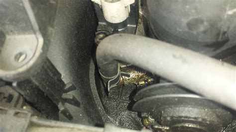 de ce imi arunca ulei pe la capacul de unde pui ulei  pe la garnitura