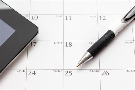 Datum im Kalender gekennzeichnet als Feiertag - Bilder und Fotos