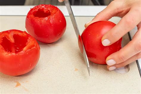 Томаты, запеченные с тунцом — рецепт от ВкусВилл