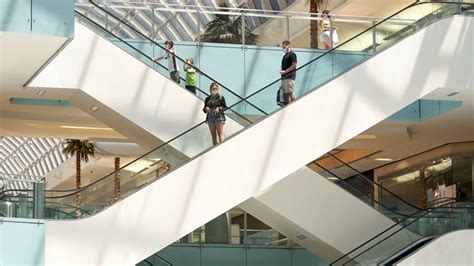 Retailers tied to malls will face bankruptcy: Former Saks CEO - Video - BNN