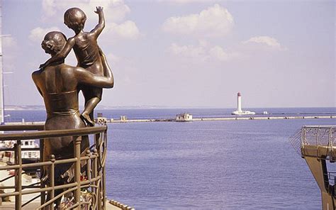 Bronze statue of a mother and child in Odessa | Reconsidering Russia ...