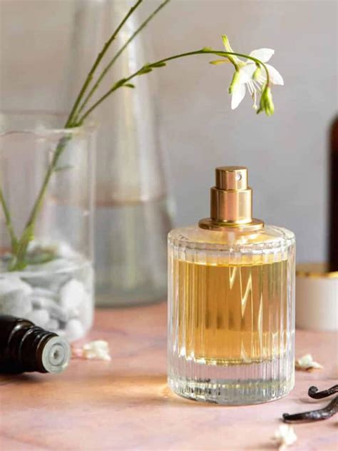 5 Ways to Make Vanilla Essential Oil Perfume | Hello Glow