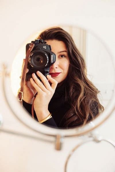 Девушка с фотоаппаратом: коллекция из 80 фотографий