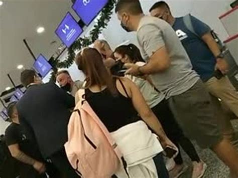 Gritos y empujones en Ezeiza: pasajeros vacunados con Sputnik V