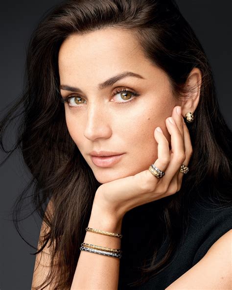 Ana de Armas brille dans l’univers géométrique du Damier de Louis