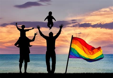 Contos Gays Pais E Filhos - Conceito de pais gays. silhueta de pais gays felizes com filhos no ...