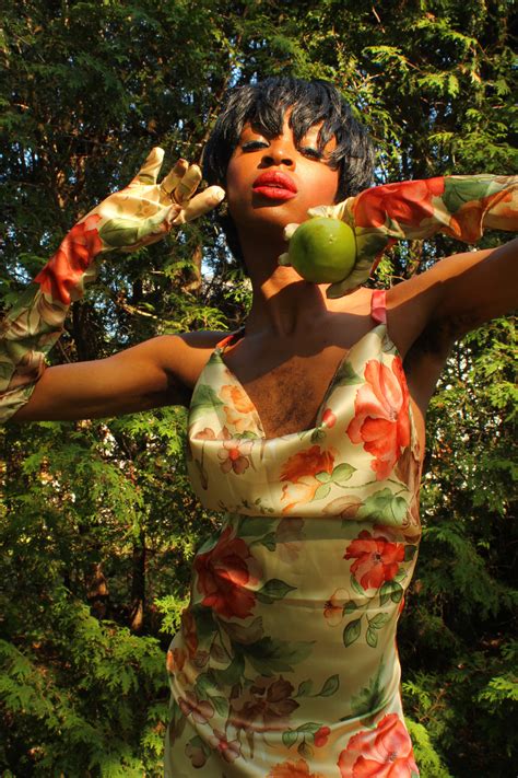 You shall bloom, hairess – an Interview with body hair activist Esther