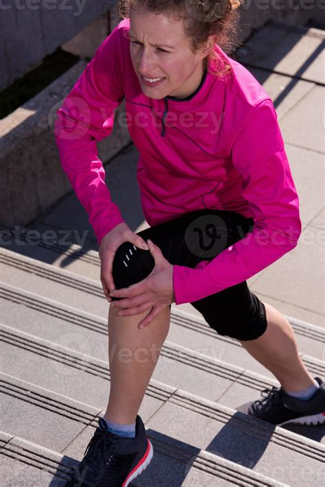 runner knee injury 10991691 Stock Photo at Vecteezy