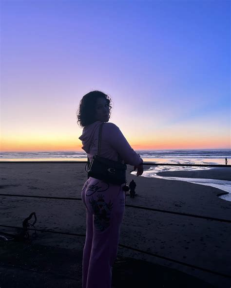 Symone Blust | Obsesionada con tomar fotos en el espejo🫶🏻 | Instagram