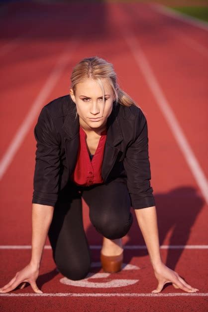 Premium Photo | Business woman in start position ready to run and ...