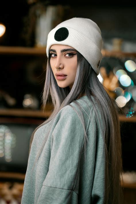 Beautiful Women They Wide Hip Photos, Download The BEST Free Beautiful